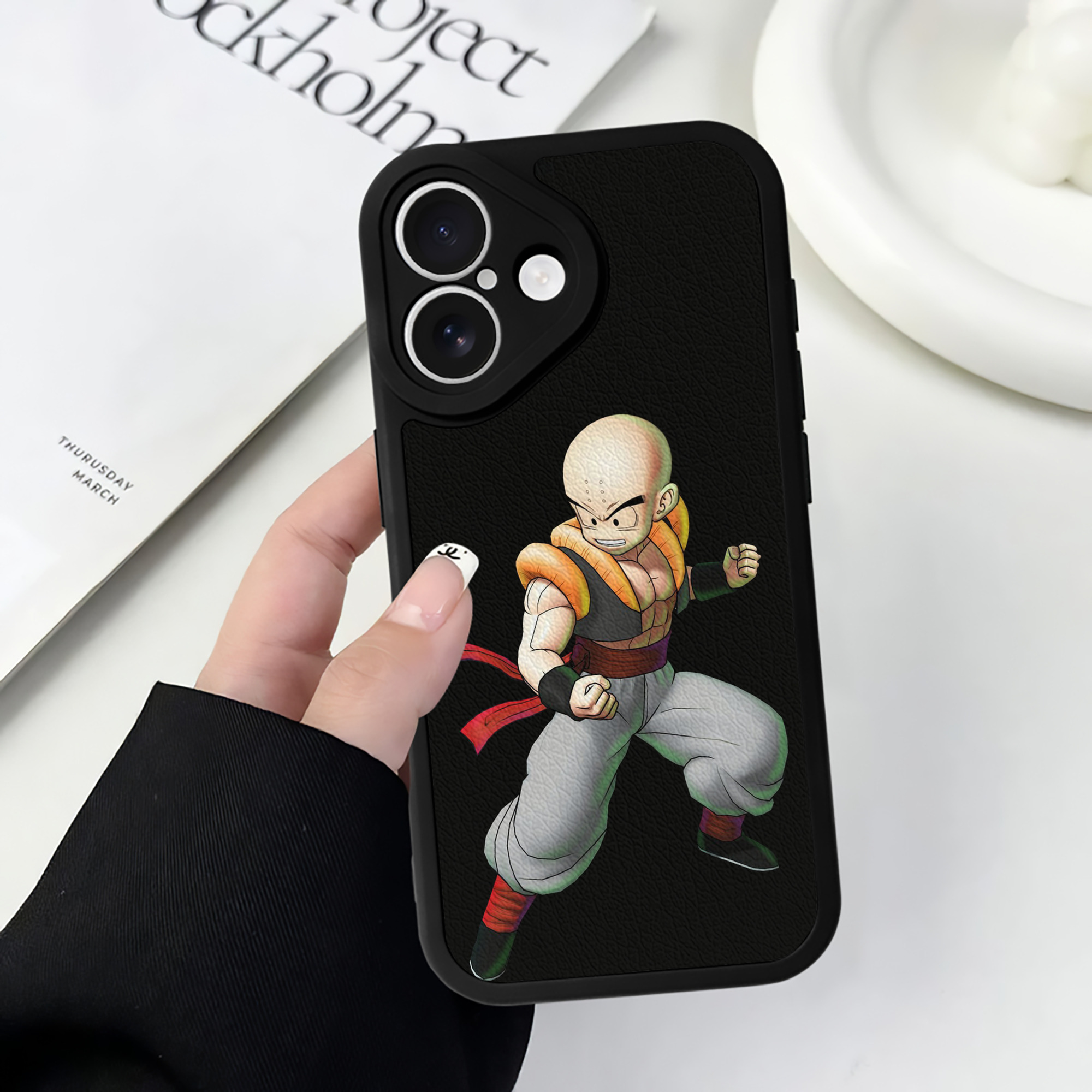 （画像用） ドラゴンボール クリリン DRAGON BALL krillin 【iPhone 16シリーズ対応】シリコンスマホケース（レザー調） 材質：シリコン